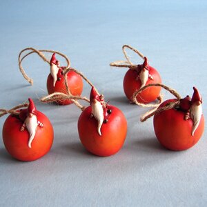Елочная игрушка Гномик на яблоке 5 см, подвеска Breitner фото 2
