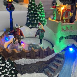 Светящаяся композиция Christmas Village: Зимние забавы на катке 21*16 см, с движением и музыкой, на батарейках Kaemingk фото 4