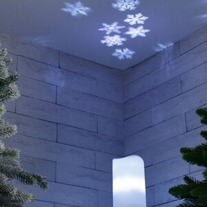 Новогодний проектор - свеча Снежинки 15 см, 16 м2, холодное белое свечение, на батарейках