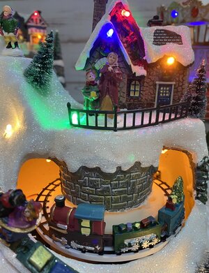 Светящаяся композиция Christmas Village: Время Подарков 26*20 см, с движением и музыкой Kaemingk фото 2