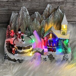 Светящаяся композиция Эшвилл Таун: Christmas Carol 24*17 см, с движением и музыкой, на батарейках Kaemingk фото 1