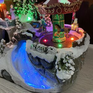 Новогодняя композиция Веселая деревушка Винтердорф 34 см с подсветкой и движением Kaemingk фото 2