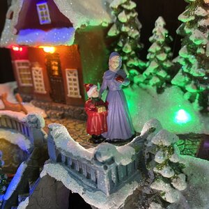 Новогодняя композиция Веселая деревушка Винтердорф 34 см с подсветкой и движением Kaemingk фото 3