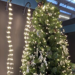 Гирлянда на елку 250 см Лучи Росы, 16 нитей, 832 теплых белых мини LED ламп, зеленая проволока, IP44 Kaemingk фото 3