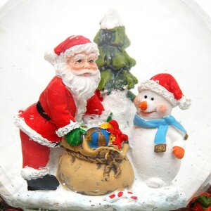 Снежный шар музыкальный с подсветкой и метелью Рождественские Подарки 15 см Sigro фото 2