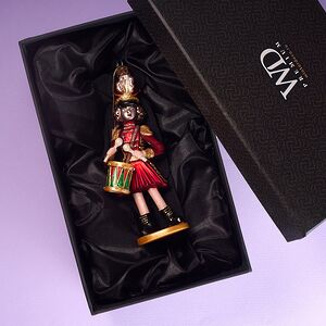 Елочная игрушка Барабанщица Глория из королевства Дрейкерк 17 см в подарочной коробке, стекло Winter Deco фото 3