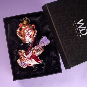 Елочная игрушка Тигр Джеральд с гитарой 14 см в подарочной коробке, стекло Winter Deco фото 3