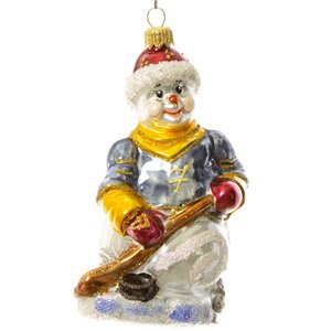 Стеклянная елочная игрушка Снеговик - хоккеист в голубой футболке 12 см, подвеска Irena Co фото 1