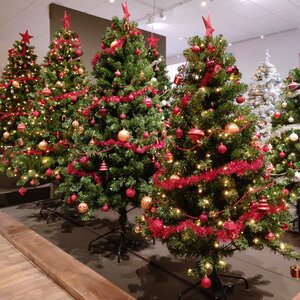Искусственная елка с гирляндой и игрушками Империал: Royal Christmas 210 см, 380 теплых белых ламп, контроллер, ПВХ