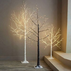 Как красиво украсить и осветить деревья?