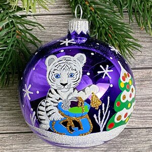 Стеклянный елочный шар Зодиак - Тигр Бенджи и подарки 7 см фиолетовый Фабрика Елочка фото 2