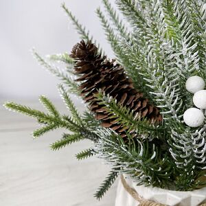 Новогодняя экибана в кашпо Дайон из еловых веток, шишек и ягод 35 см Christmas Deluxe (Кристмас Делюкс) фото 3