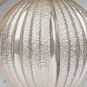 Набор пластиковых шаров Luxurious Shine 8 см кремовый, 6 шт Winter Deco фото 4