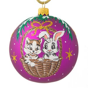 Стеклянный елочный шар Зодиак - Кот и Кролик в корзинке 8 см вишневый Фабрика Елочка фото 1