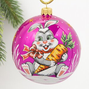 Стеклянный елочный шар Зодиак - Кролик с морковкой 9 см вишневый Фабрика Елочка фото 1