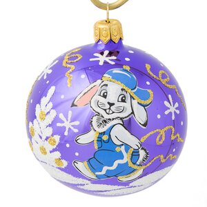 Стеклянный елочный шар Зодиак - Кролик Бенни в кепке 7 см фиолетовый Фабрика Елочка фото 1