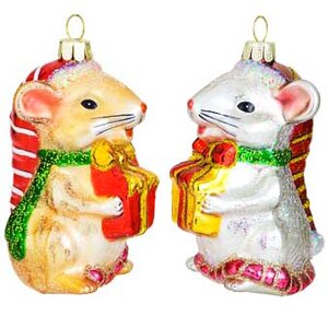 Стеклянная елочная игрушка Мышка Норушка с красным подарком 9 см, подвеска Holiday Classics фото 3