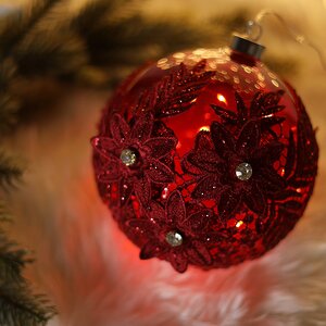 Светящийся елочный шар Gelemary 15 см, 30 теплых белых LED ламп, рубиновый, на батарейках, стекло Koopman фото 2