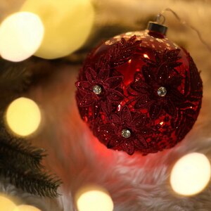Светящийся елочный шар Gelemary 15 см, 30 теплых белых LED ламп, рубиновый, на батарейках, стекло Koopman фото 4