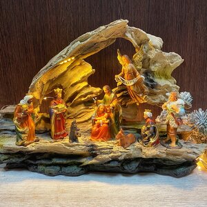 Рождественский вертеп - композиция Поклонение Волхвов Младенцу Иисусу 42*23 см с подсветкой на батарейках