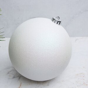 Пластиковый шар Sonder 15 см белый с блестками Winter Deco фото 1