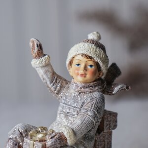 Новогодняя фигурка Winter Fun: Мальчик Дуглас с подарками на санях 11 см Goodwill фото 2