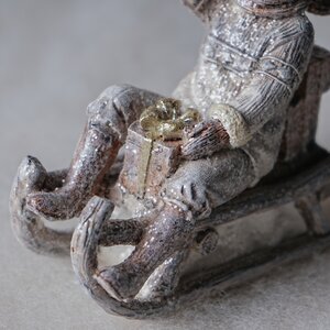 Новогодняя фигурка Winter Fun: Мальчик Дуглас с подарками на санях 11 см Goodwill фото 4