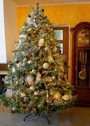 Искусственная елка с лампочками Принцесса льда заснеженная с шишками 185 cм, 330 теплых белых ламп, ЛИТАЯ + ПВХ + Леска