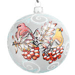Стеклянный елочный шар Щуры на ветке рябины 10 см белый