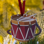 Деревянная елочная игрушка Барабан гвардейца - Сказочная история 10 см